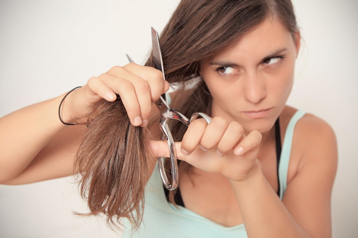  Studiu: de ce se despică și se rup firele de păr? Află care sunt cele mai comune greșeli atunci când vine vorba de îngrijirea părului!