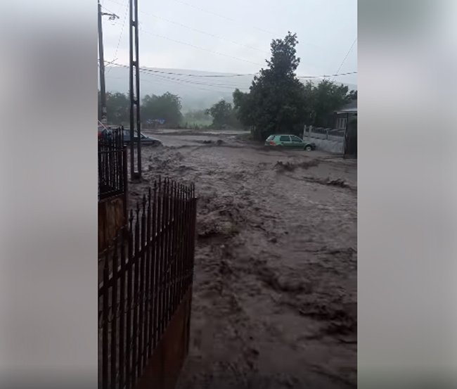  VIDEO: Puhoaiele au umplut și localități din județul Iași. Vremea nu ne-a iertat