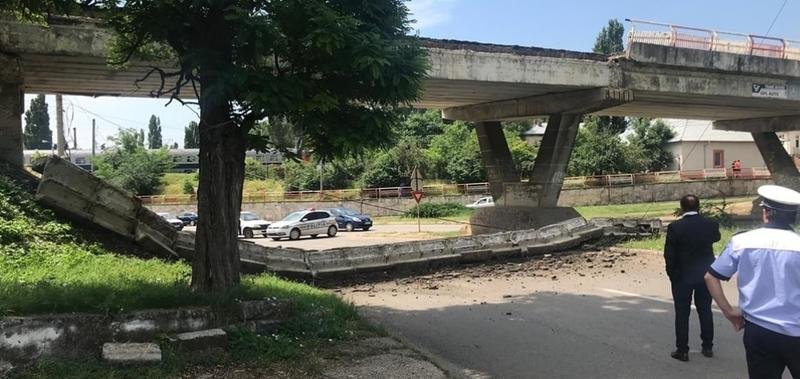  (VIDEO) Balustrada unui pod s-a prăbușit peste șosea, la ieșirea din Buzău