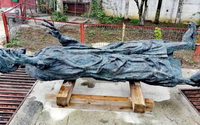  O statuie a lui Constantin Brâncoveanu comandată şi plătită de Primărie cu aproape jumătate de milion de euro zace prafuită într-un depozit