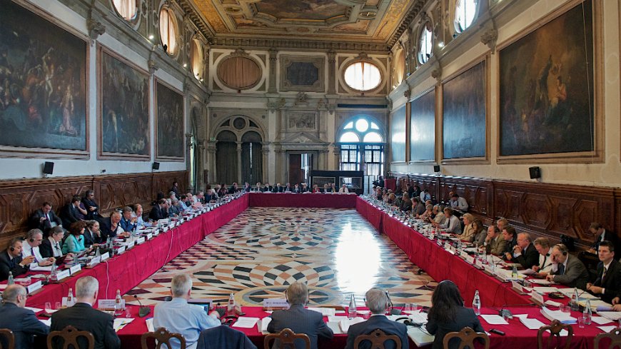  Comisia de la Veneţia şterge pe jos cu sistemului judiciar din România