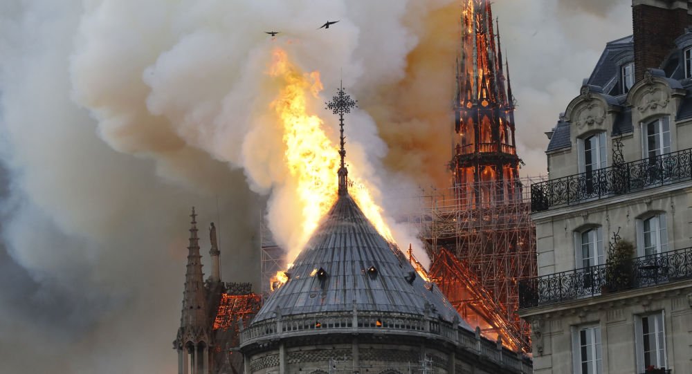  Ancheta preliminară la Notre-Dame: O țigară prost stinsă sau o defecțiune a sistemului electric