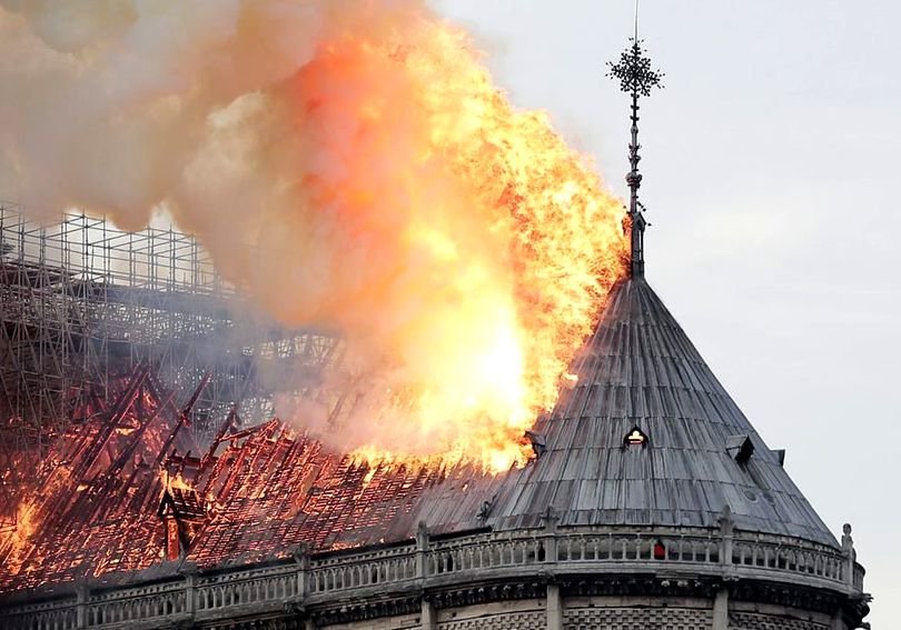  Cauzele incendiului de la Notre Dame: O ţigară nestinsă sau o defecţiune electrică