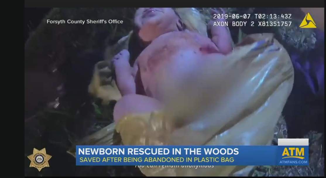  VIDEO: Imagine cutremurătoare cu un bebeluş găsit abandonat într-o pungă de plastic