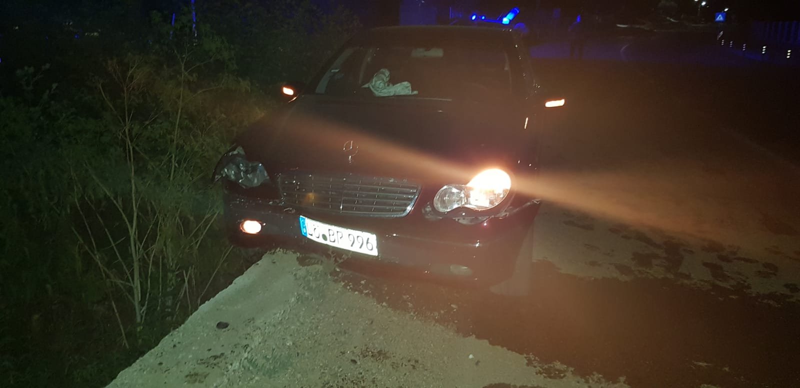  EXCLUSIV: Doi răniţi şi o maşină făcută zob în urma unui accident petrecut la Tomeşti