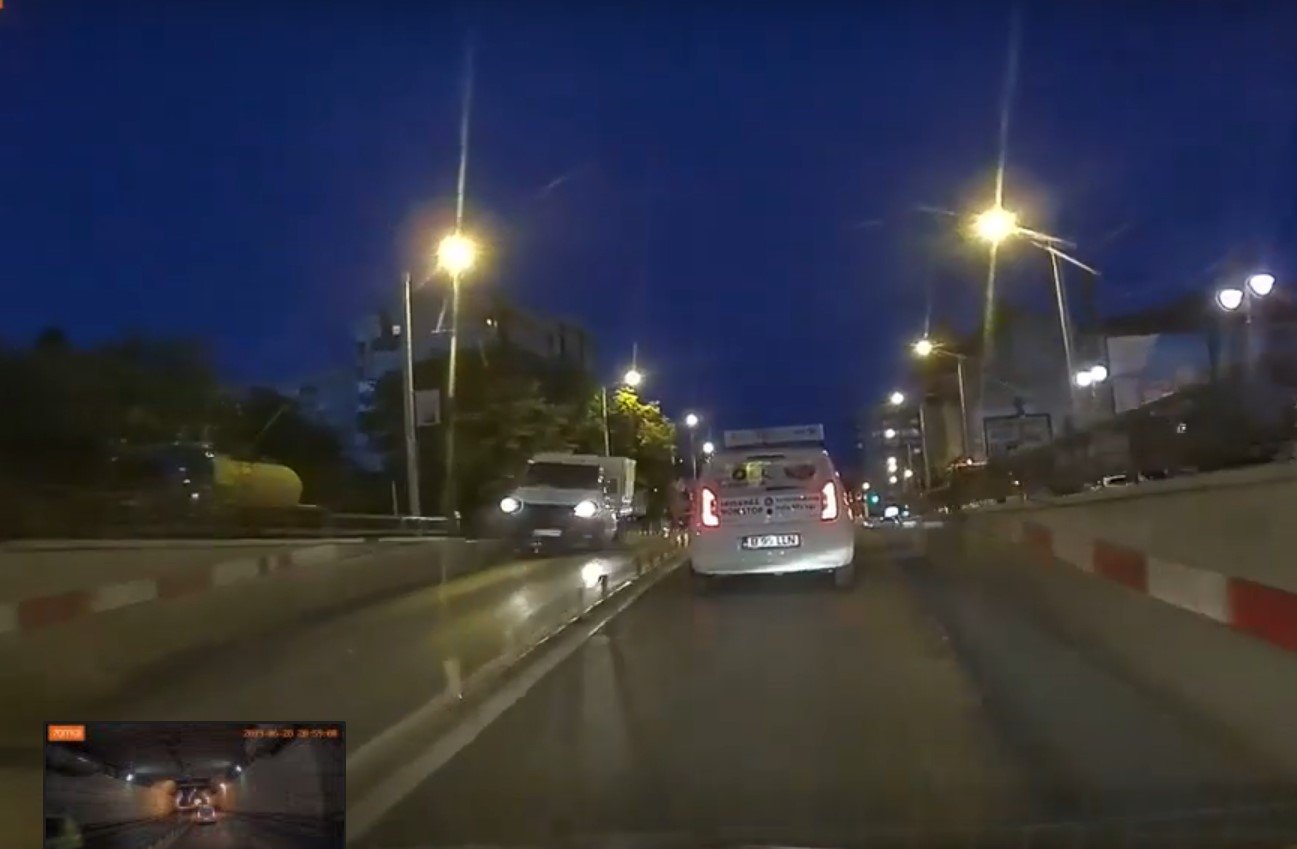  VIDEO-EXCLUSIV: Momentul în care un şofer beat criţă intră în parapeţii pasajului de la Fundatie