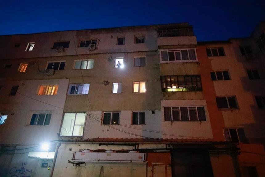  (FOTO) O fată de 13 ani, nevăzătoare, a căzut de la etajul al treilea al unui bloc din Buzău