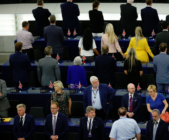  Europarlamentarii Brexit s-au întors cu spatele în timpul intonării imnului UE