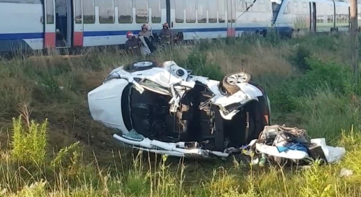  Un tren a lovit în plin o mașină. Un mort și trei răniți în stare gravă