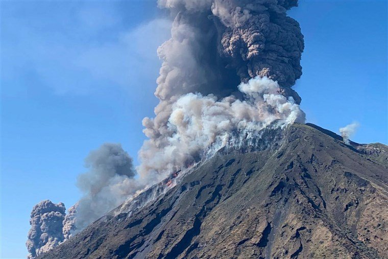  VIDEO: Eruptie puternica a vulcanului Stromboli din Italia. Un turist a murit