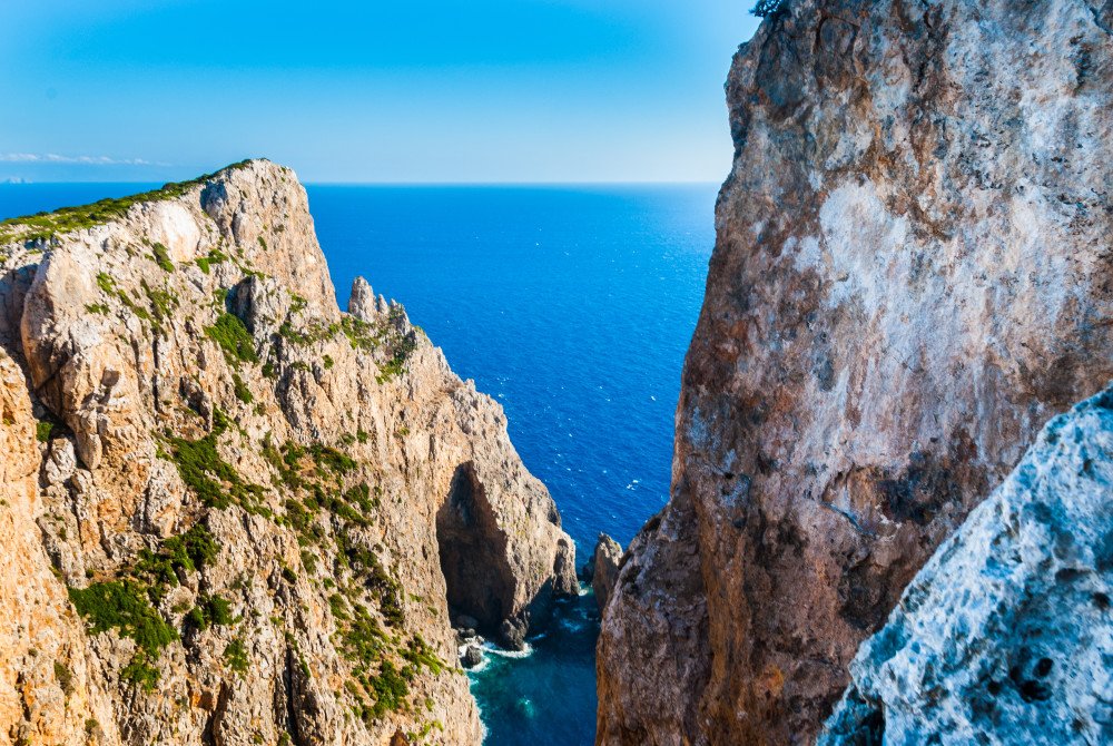  O insulă din Grecia caută locuitori. Cu cât îi plătește pe lună să se mute