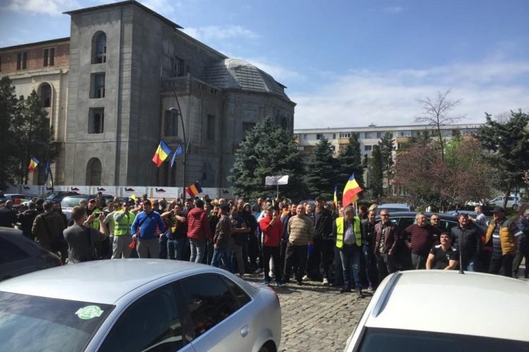  Mii de persoane ies la protest azi, cerând refacerea drumurilor din zona Moldovei