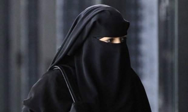  Tunisia, ţara musulmană, interzice vălul islamic din motive de securitate