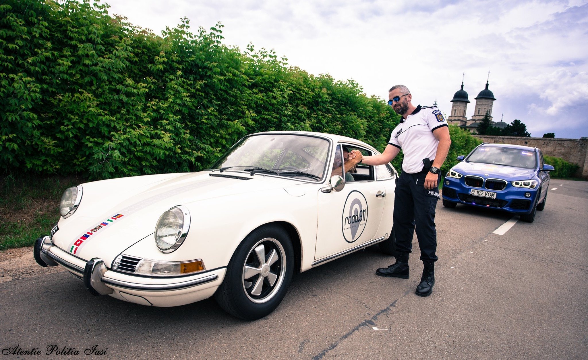  FOTO: Porsche-ul alb care face înconjurul lumii, surprins de polițiști la Iași