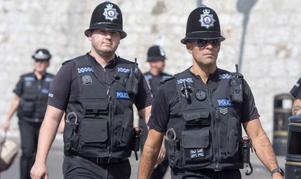  Poliţiştii englezi trimit acasă un contrabandist fugar