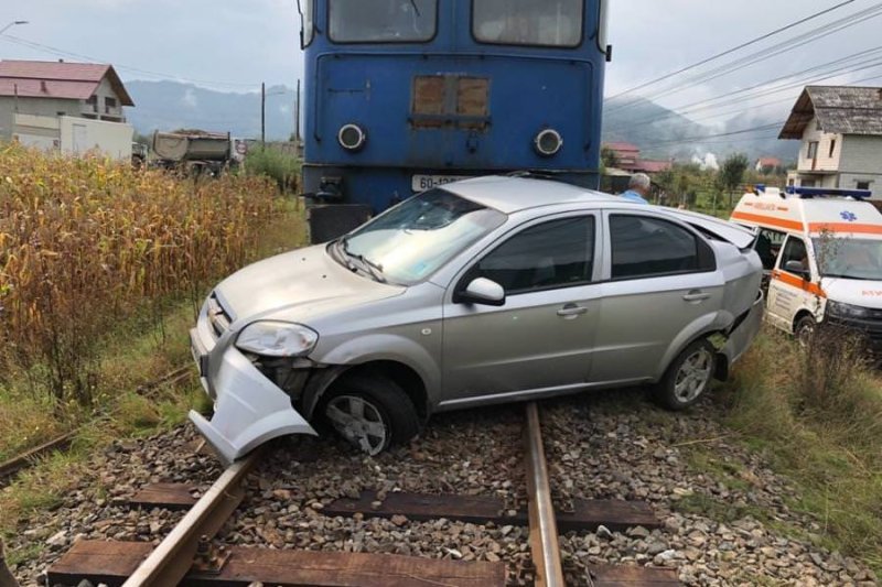  Un tânăr de 20 de ani a murit după ce maşina pe care o conducea a fost lovită de un tren