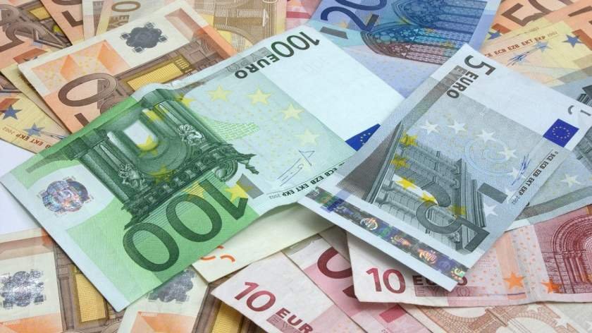  Cursul valutar anunțat vineri. Lira și dolarul cresc, euro și francul elvețian scad