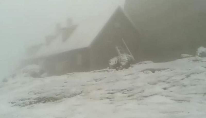  (VIDEO) Iarnă în toată regula în România, deși e iulie. A nins viscolit în Bucegi