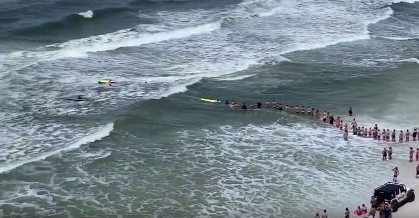  (VIDEO) Imagini impresionante pe litoral. Lanț uman pentru salvarea a doi înotători