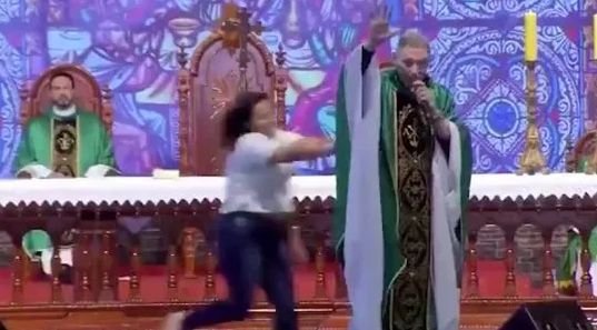  (VIDEO) Preot, aruncat de pe scenă după ce a spus că femeile grase nu ajung în Rai