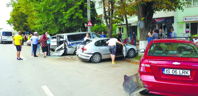  Roata microbuzului de Holboca a explodat. Cinci maşini avariate în Tătăraşi