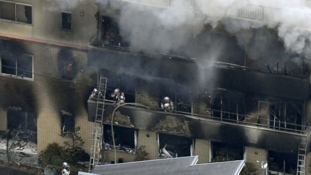  Cel puţin 10 persoane au murit după ce un bărbat a dat foc la sediul unui studio de animaţe