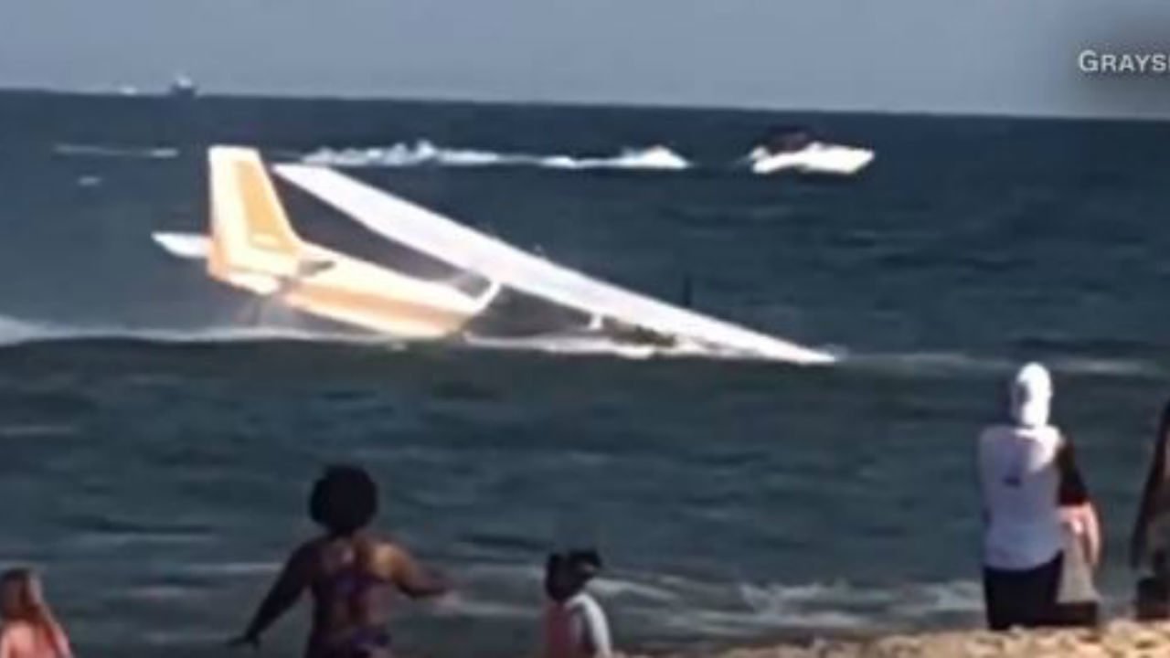  VIDEO Aterizare norocoasă de urgență pe apă, lângă sute de oameni veniți la plajă