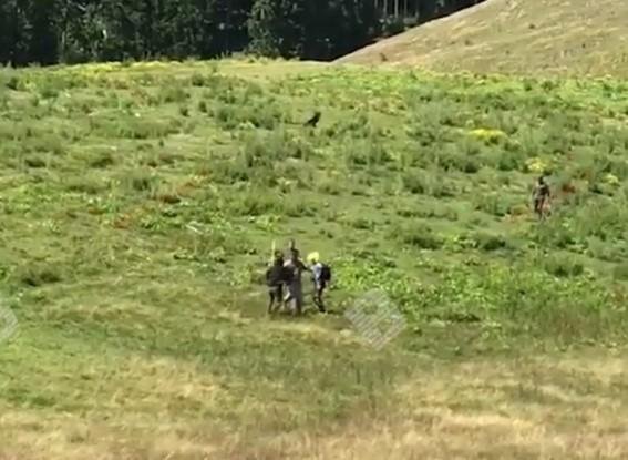  (VIDEO) Imagini dure: Turist belgian, bătut de mai mulți ciobani români