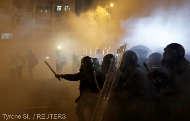  Hong Kong: Poliţia a folosit gaze lacrimogene pentru a dispersa grupuri de manifestanţi antiguvernamentali