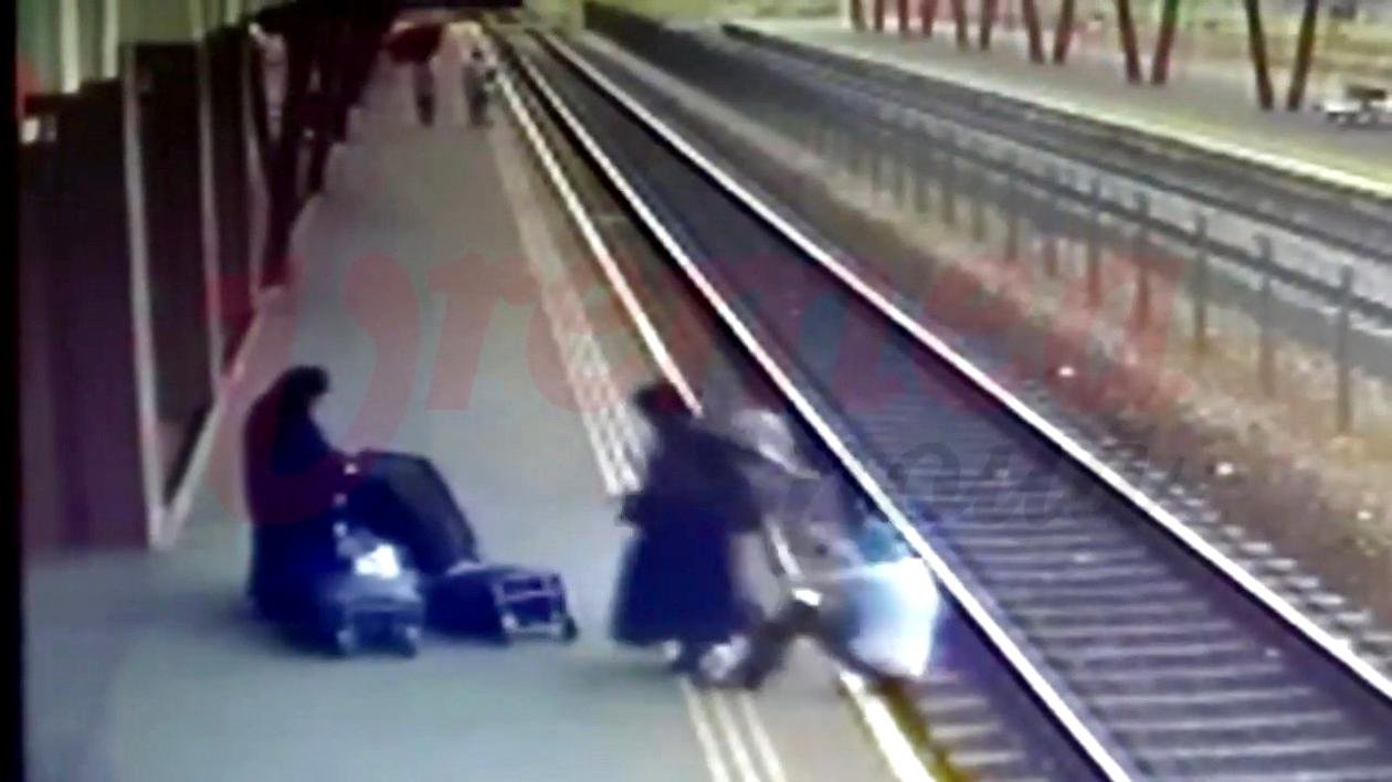  VIDEO Scene șocante în gara Vaslui: un bărbat este împins intenționat pe șinele de cale ferată de către o măicuță