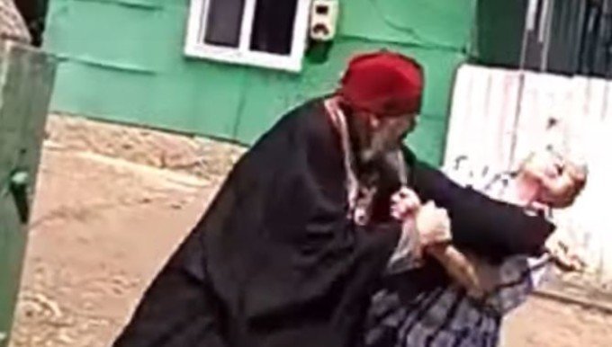  (VIDEO) Un preot ortodox beat a bătut un enoriaş la o înmormântare