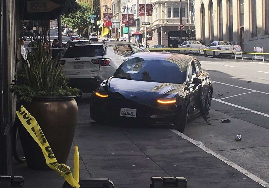  Bărbat ucis de o maşină Tesla autonomă. Soţia sa, rănită grav când încerca să-l salveze