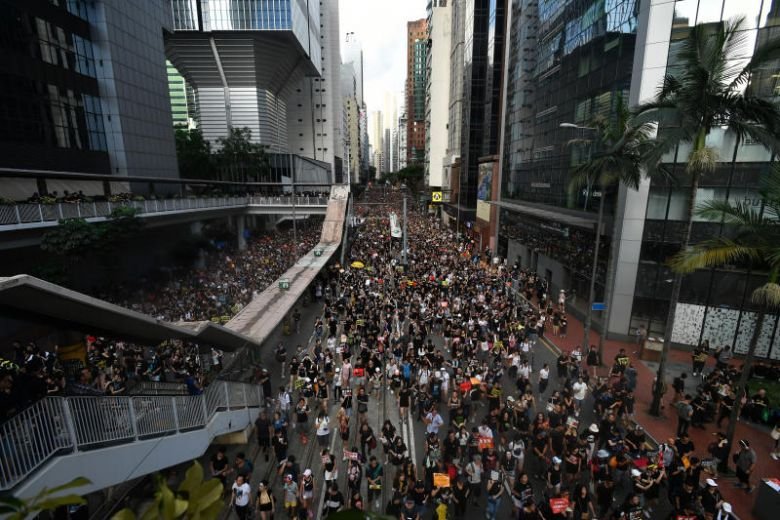  Protestele continuă la Hong Kong: Mii de persoane s-au adunat în centrul oraşului