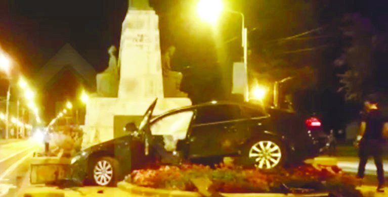  Statuia lui Mihai Eminescu din Fundaţie, tamponată de un şofer la miezul nopţii