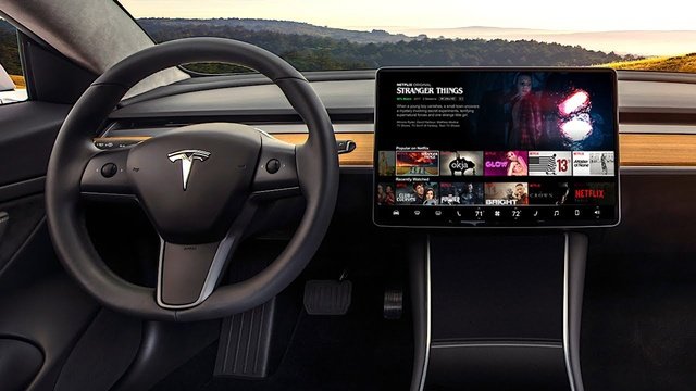  După jocuri video, maşinile Tesla primesc aplicaţii YouTube şi Netflix la bord
