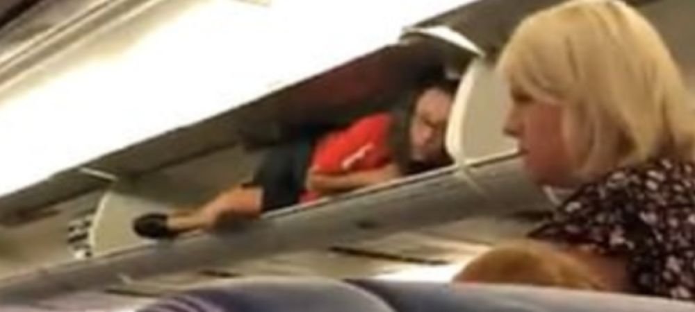  (VIDEO) Motivul bizar pentru care o stewardesă a intrat în compartimentul pentru bagaje