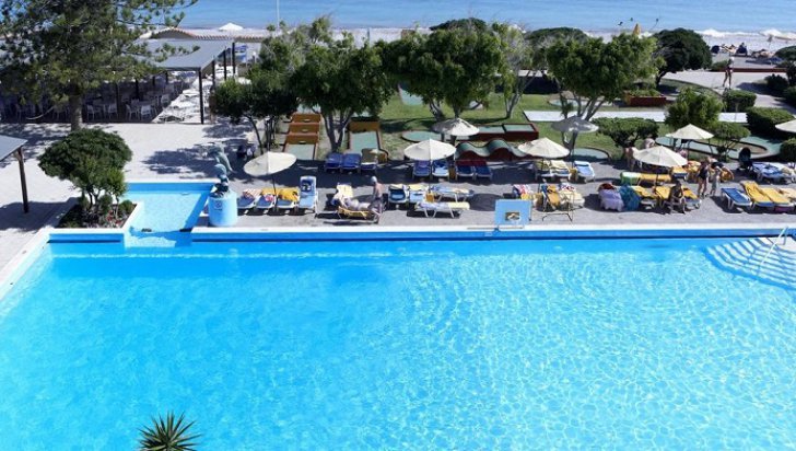  Două surori s-au înecat în piscina hotelului din Rodos, unde se aflau în vacanță