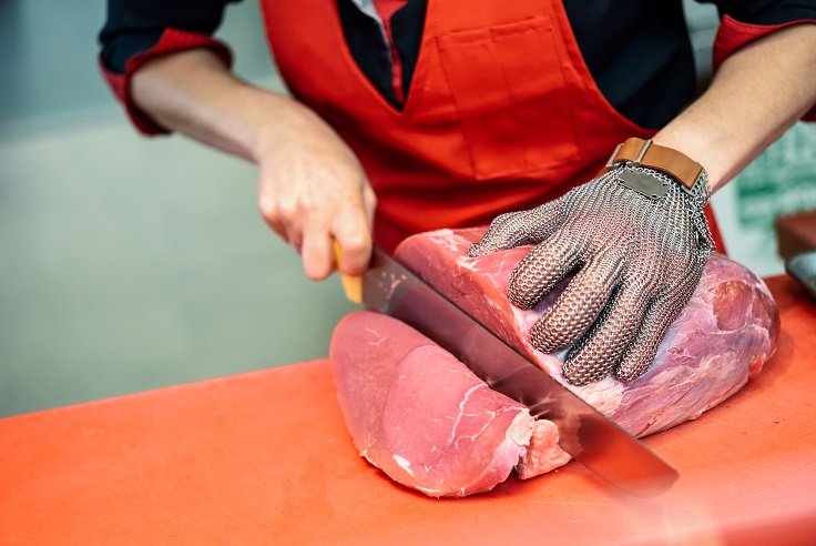  Producătorii de carne din România oferă salarii de peste 1000 de euro pentru un măcelar
