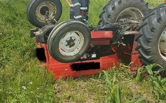  Copil prins sub un tractor