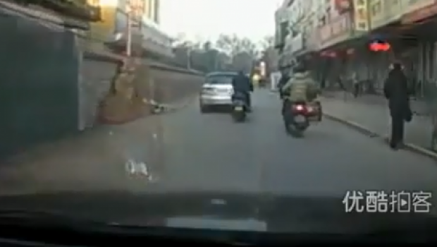 Cum sa furi in trafic fara sa fii prins. Varianta chinezeasca (VIDEO)