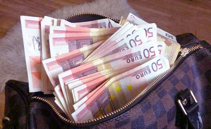  Culisele unui jaf de zile mari: 67.000 euro ţinuţi în sacoşă, furați cu „metoda bancnotei“