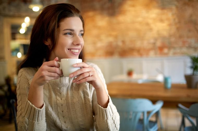  Studiu: Consumul a cel puţin trei căni cu cafea pe zi creşte riscul de migrenă