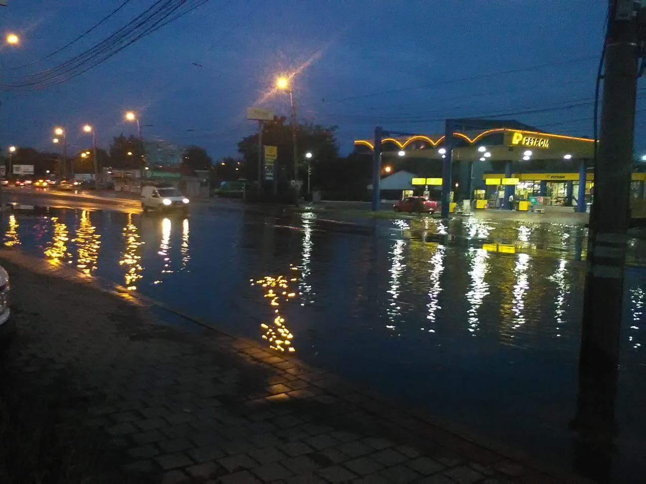  VIDEO&FOTO: Pasajul Galata rămâne închis, apa încă băltește pe străzi