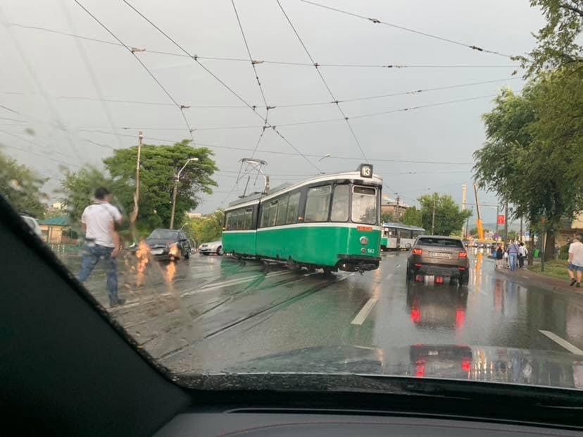  FOTO: Tramvaiul 13 a deraiat în Târgu Cucu la virarea spre Pădurii