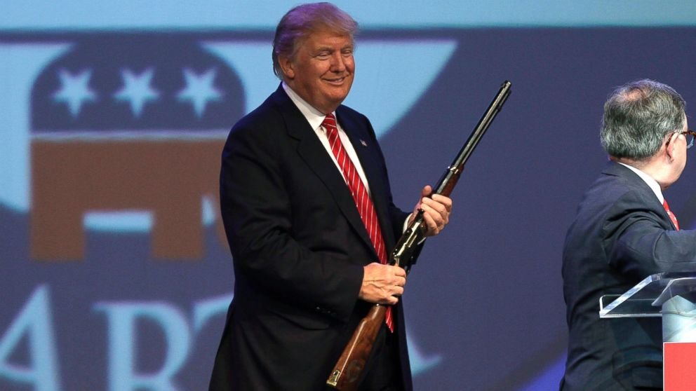  Donald Trump îşi reafirmă sprijinul neclintit pentru deţinerea armelor de foc