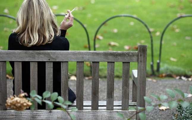  Parisul a declarat război fumatului. 68 de euro amendă dacă arunci mucul de țigară pe jos