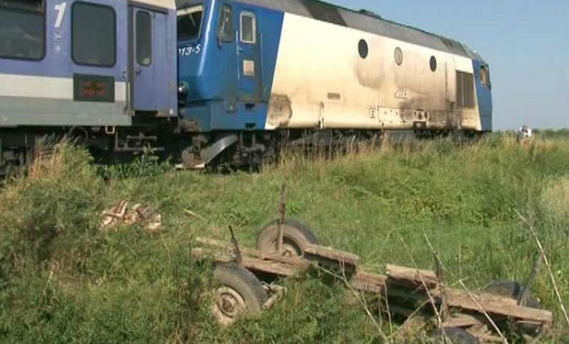  Căruță spulberată de tren la Bacău. Doi bărbați au murit