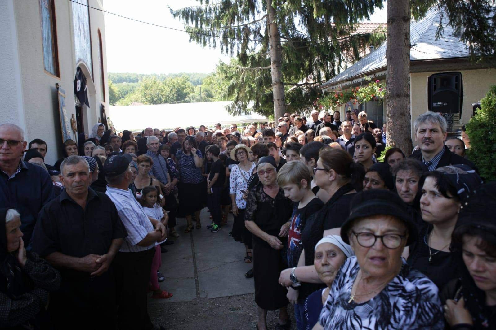  Mii de oameni au plâns la înmormântarea preotului Bărăscu, ucis pe E85