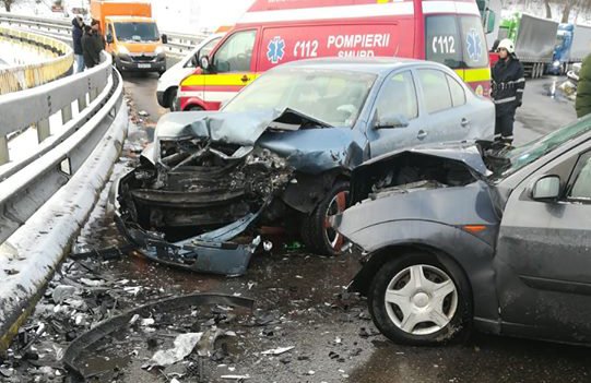  Impact teribil între două maşini: şapte persoane, între care doi copii, au fost rănite