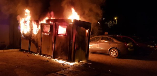  FOTO&VIDEO: Mașină distrusă la Iași după ce oamenii străzii au dat foc containerelor